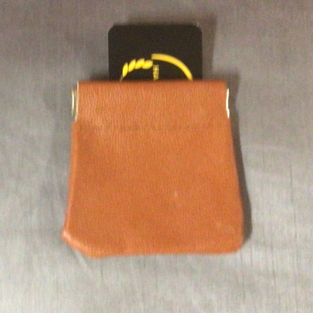 📦 Tan Leather Squeeze Coin Pouch